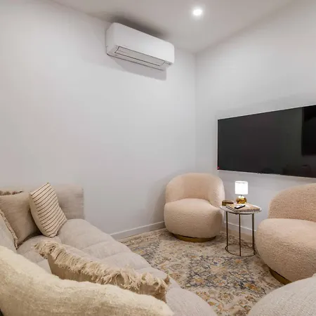 Townhouse - Luxury, Wi-fi, Ac, 2 Mins From The *