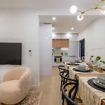 펜션 Townhouse - Luxury, Wi-fi, Ac, 2 Mins From The